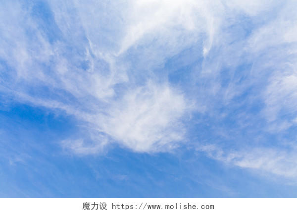 蓝天白云绿色树木图片